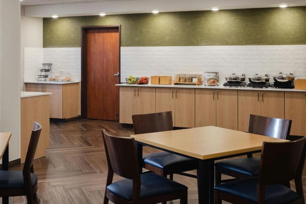 Fairfield Inn and Suites by Marriott Fort Wayne — 4