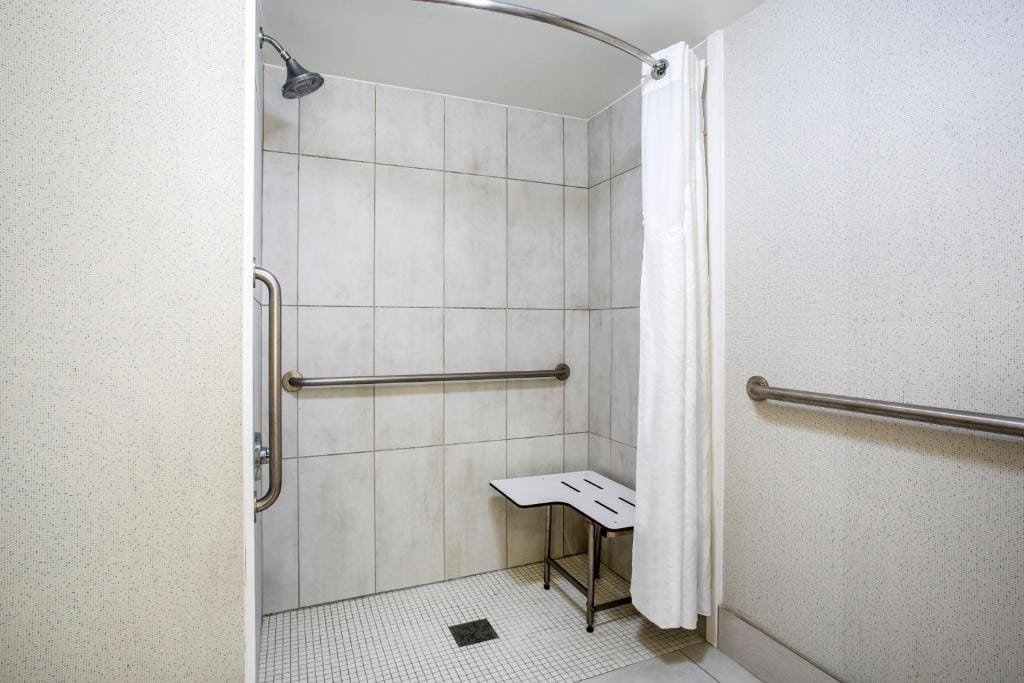 Holiday Inn Express Hotel & Suites Fort Wayne by IHG — 3