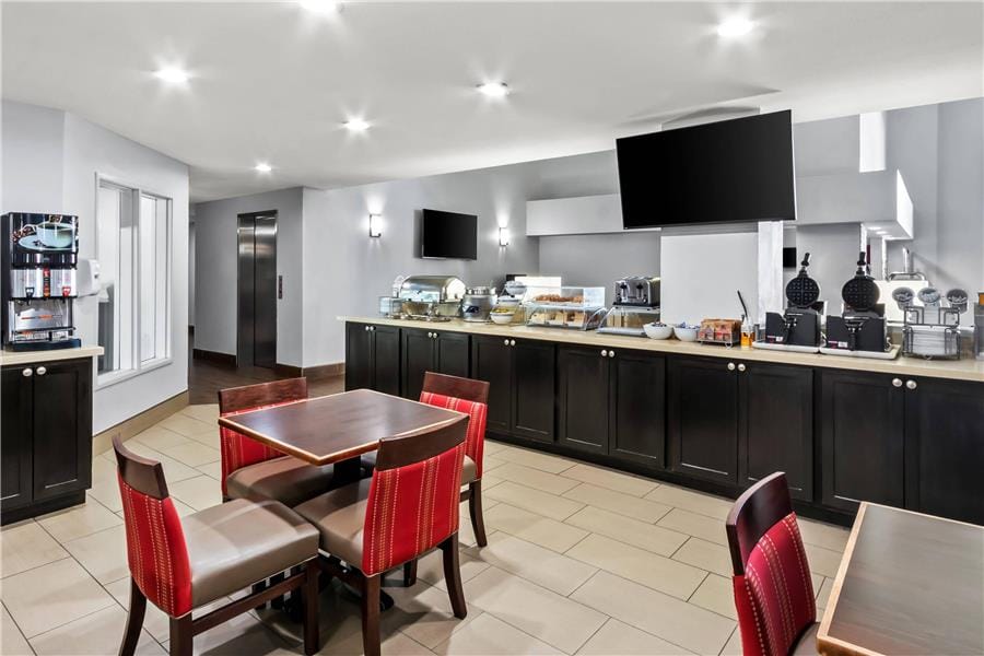 Comfort Inn & Suites Surprise Near Sun City West — 5