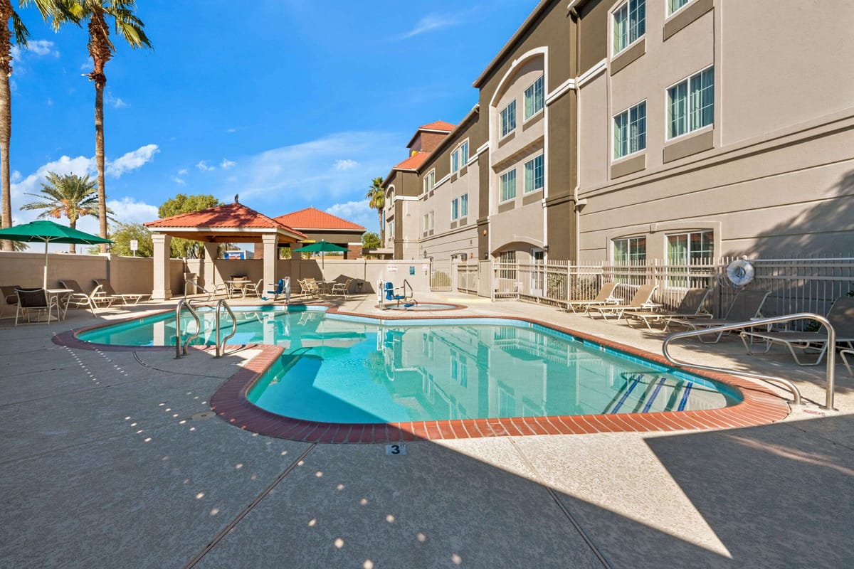 La Quinta Inn & Suites by Wyndham Phoenix I-10 West — 3