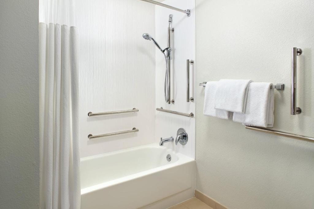 Courtyard by Marriott Greensboro — 3