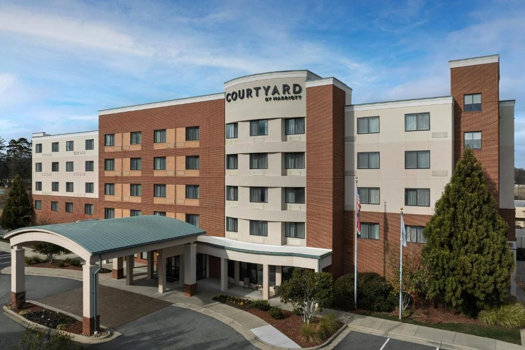 Courtyard Greensboro Airport — 2