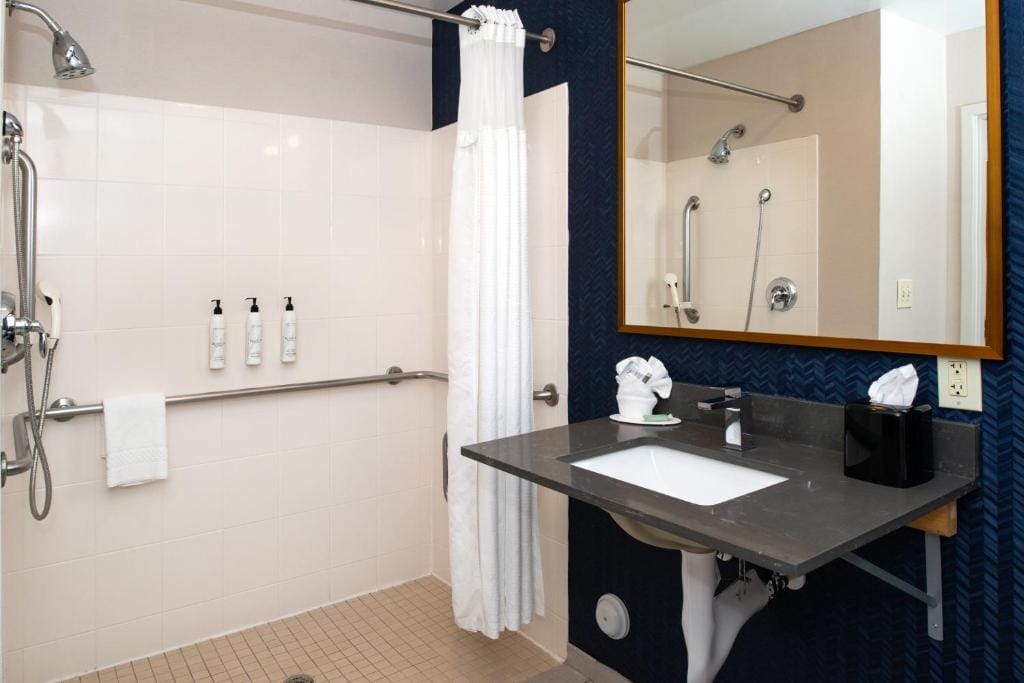 Fairfield Inn & Suites Greensboro Wendover — 3