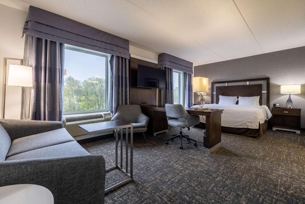 Hampton Inn & Suites Greensboro/Coliseum Area — 2