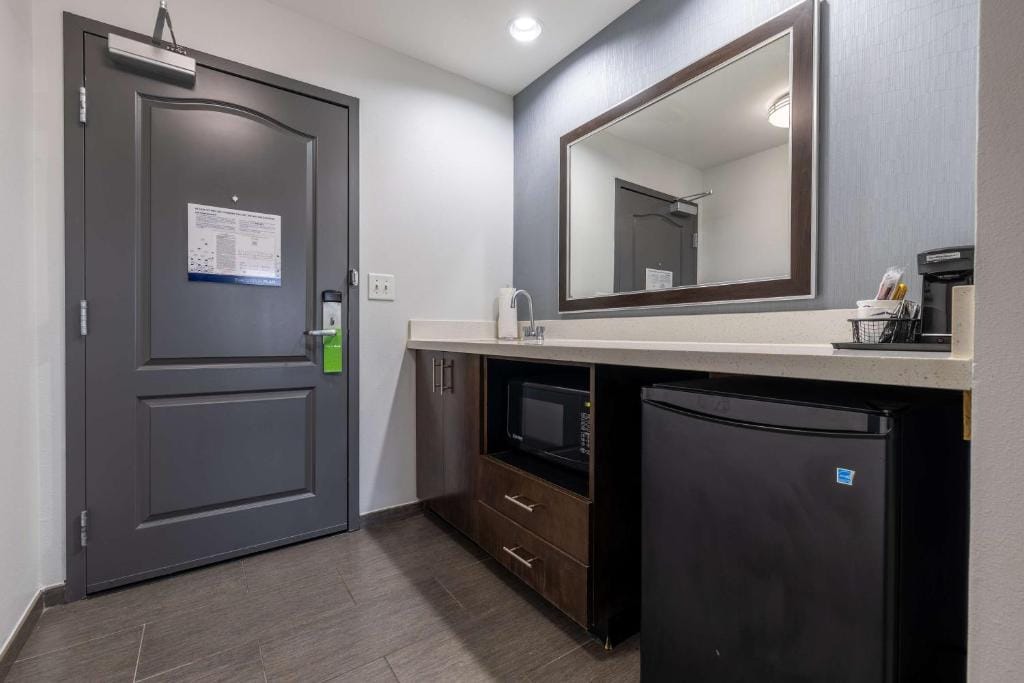 Hampton Inn & Suites Greensboro/Coliseum Area — 3