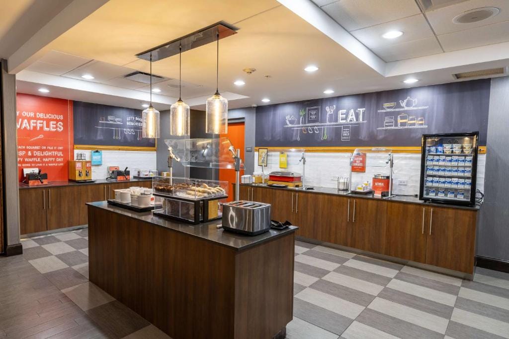 Hampton Inn & Suites Greensboro/Coliseum Area — 5