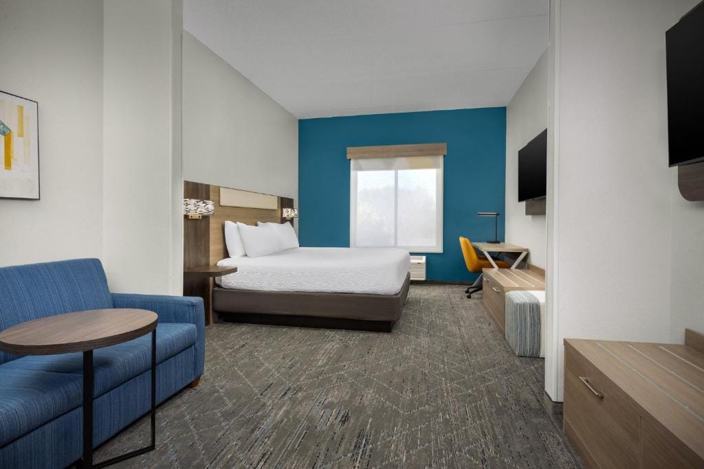Holiday Inn Express Hotel & Suites Greensboro - Airport Area by IHG — 2