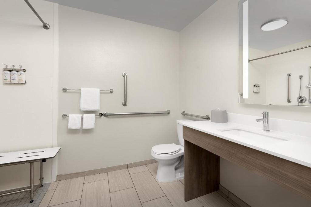 Holiday Inn Express Hotel & Suites Greensboro - Airport Area by IHG — 3