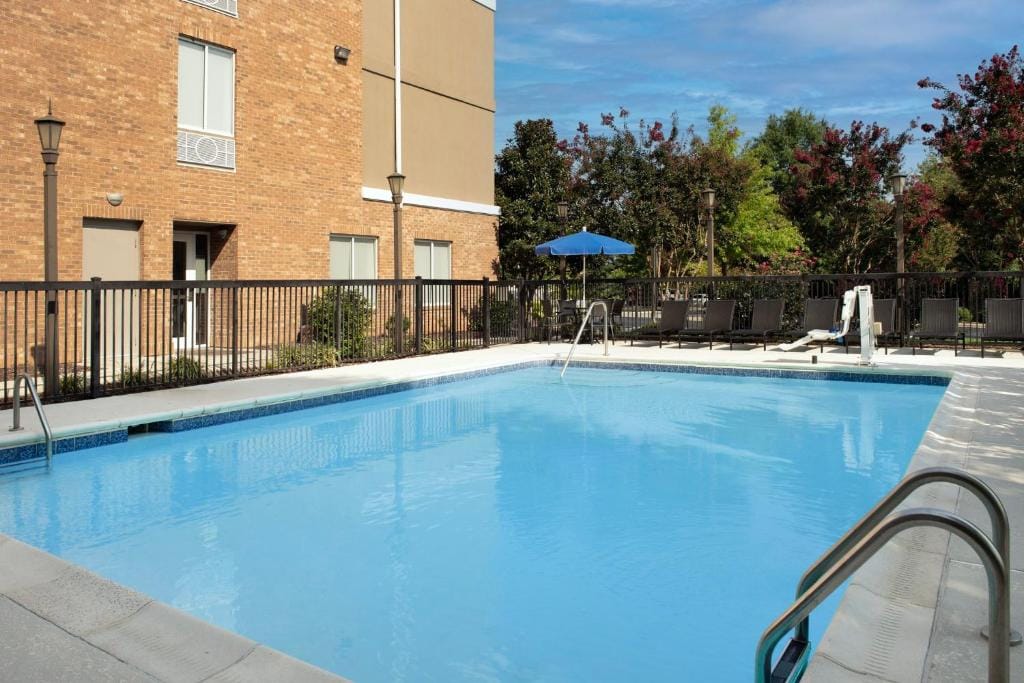 Holiday Inn Express Hotel & Suites Greensboro - Airport Area by IHG — 4