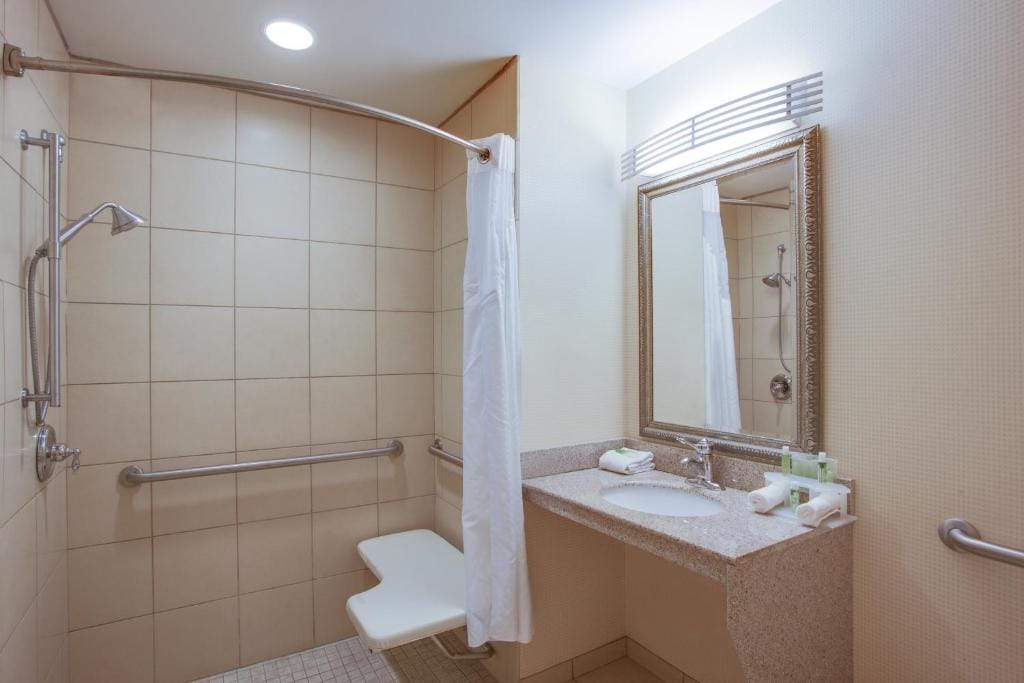 Holiday Inn Express Hotel & Suites Greensboro-East by IHG — 3