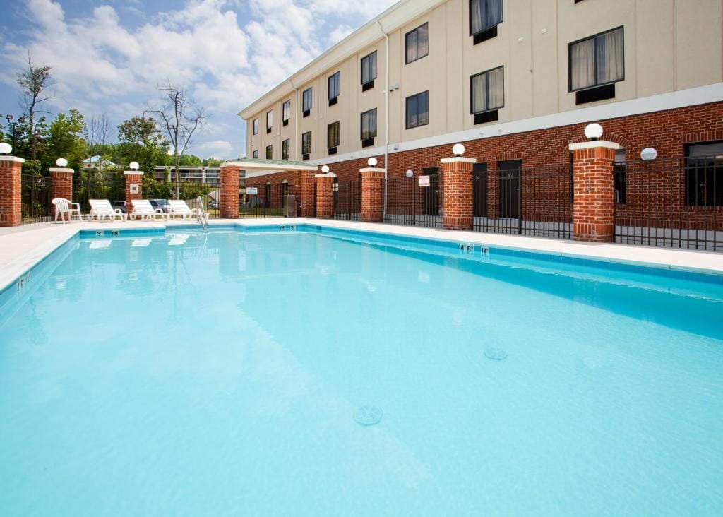 Holiday Inn Express Hotel & Suites Greensboro-East by IHG — 4