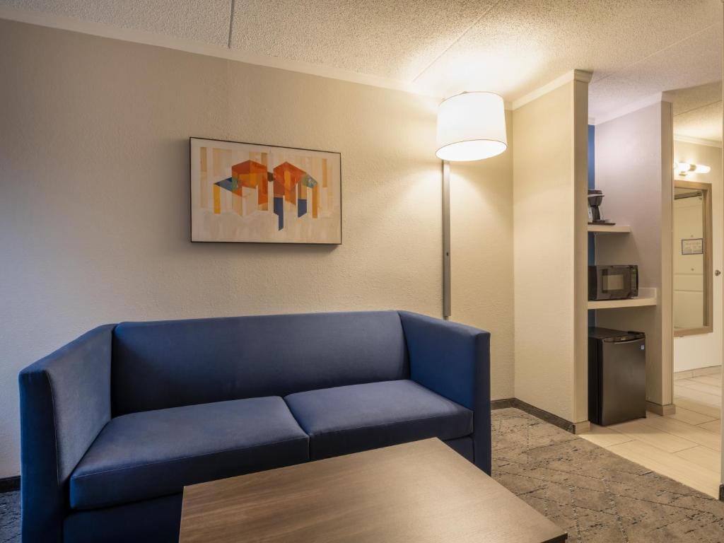 Holiday Inn Express & Suites Greensboro - I-40 atWendover by IHG — 3