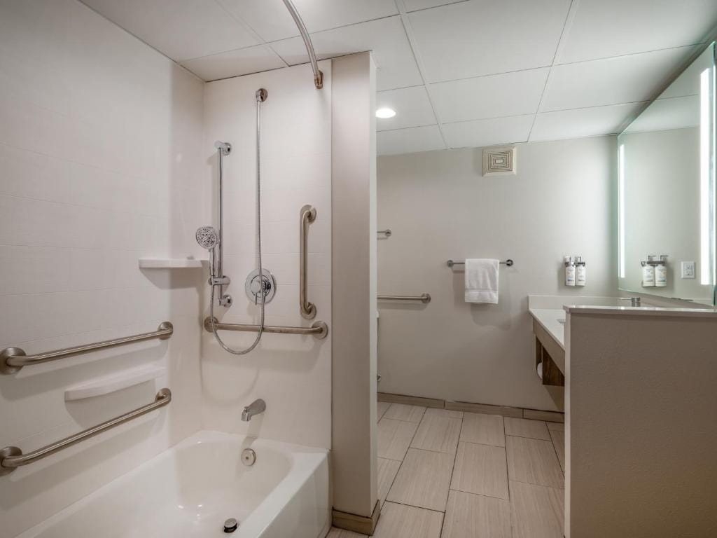 Holiday Inn Express & Suites Greensboro - I-40 atWendover by IHG — 5