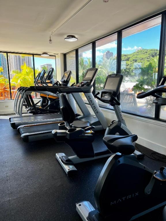 Luana Waikiki Park Views - no resort fees & FREE parking — 5