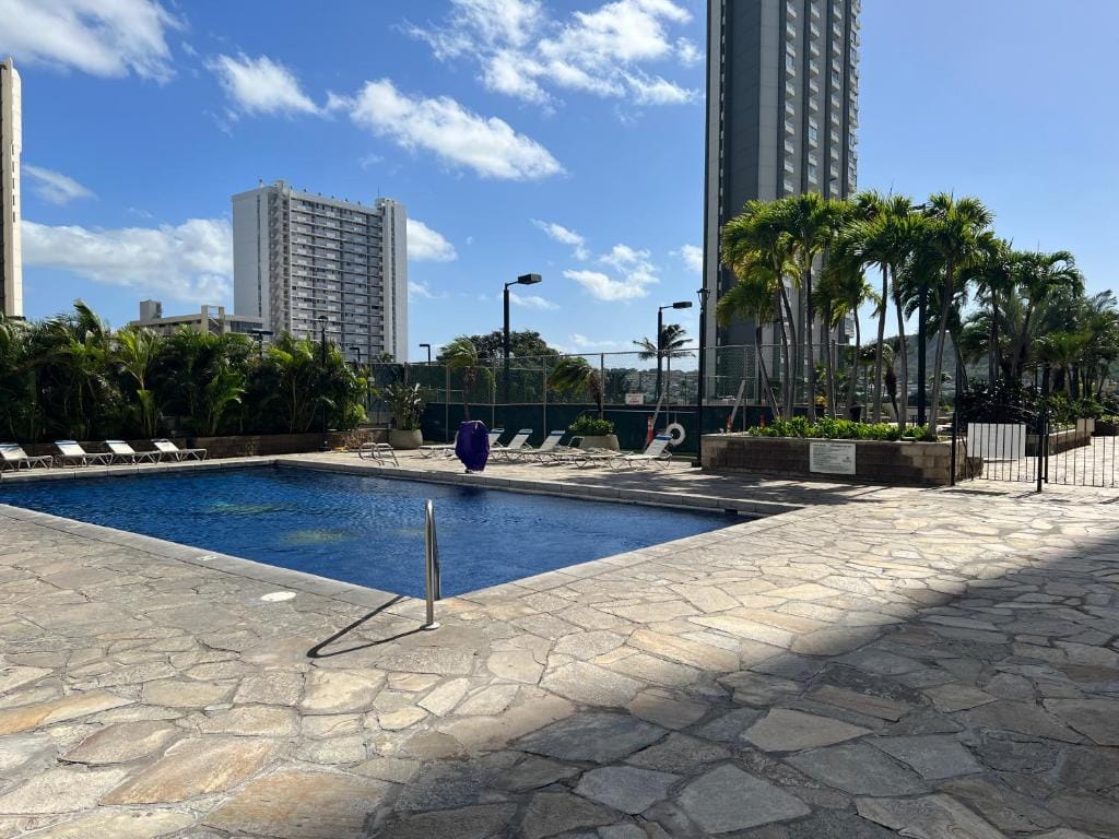 Waikiki Sunset Free Parking — 4