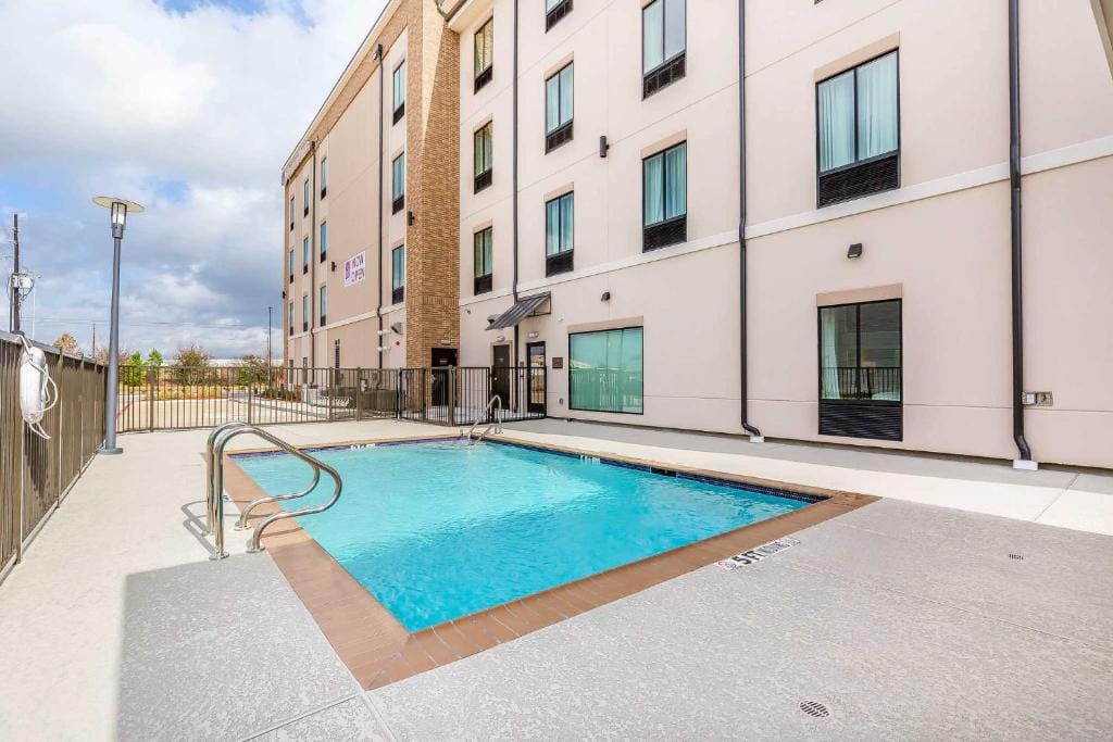 Comfort Suites Near Sam Houston Race Park — 4