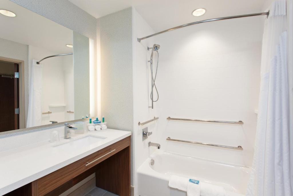 Holiday Inn Express & Suites Houston S - Medical Ctr Area by IHG — 3