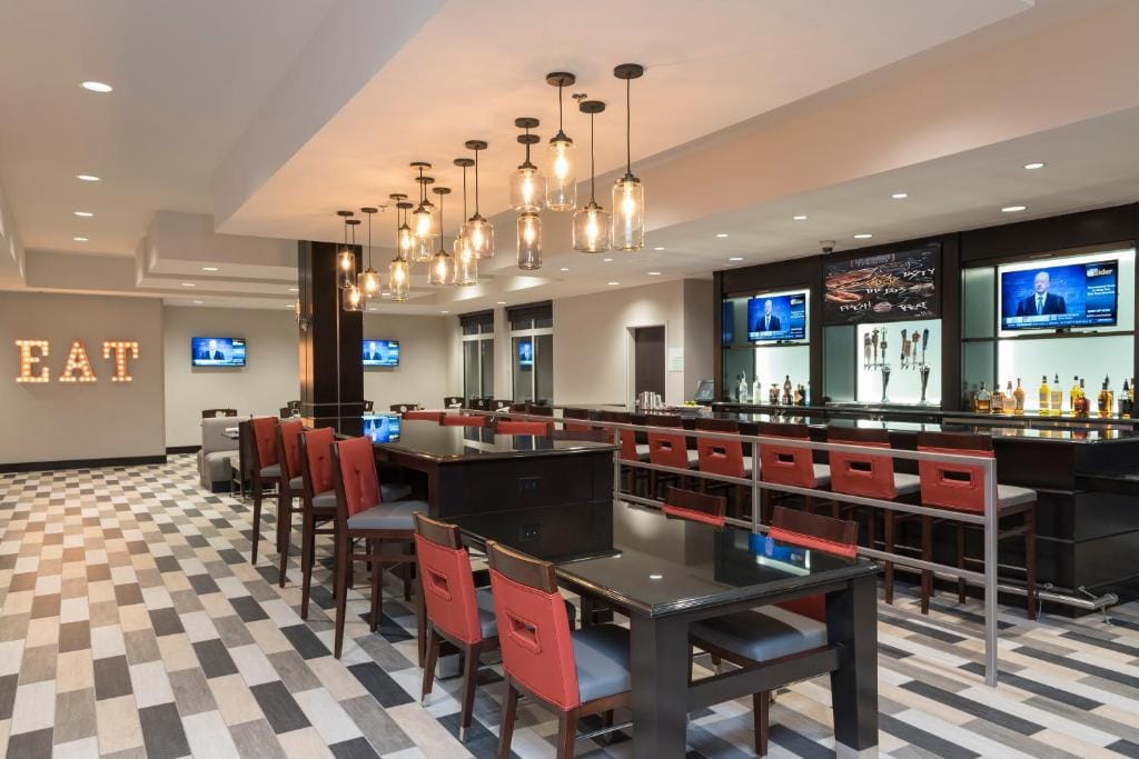 Holiday Inn Indianapolis Airport by IHG — 3