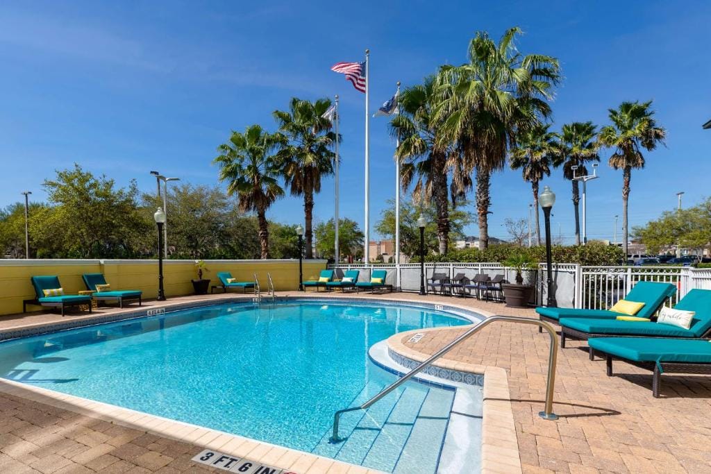 Hampton Inn & Suites Jacksonville Deerwood Park — 3
