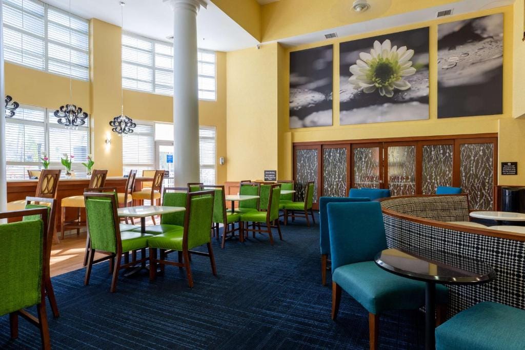 Hampton Inn & Suites Jacksonville Deerwood Park — 4