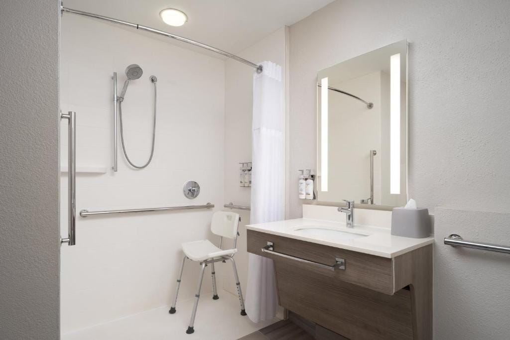 Holiday Inn Express Hotel & Suites Chaffee - Jacksonville West by IHG — 3