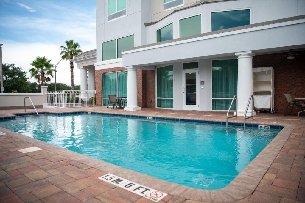 Holiday Inn Express Hotel & Suites Chaffee - Jacksonville West by IHG — 4