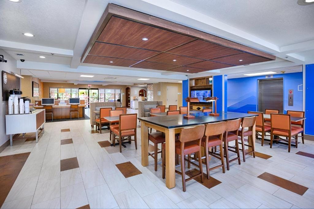Holiday Inn Express Hotel & Suites Jacksonville-South by IHG — 4