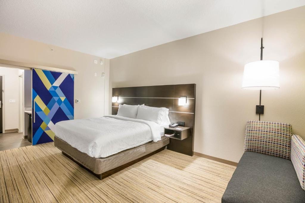 Holiday Inn Express & Suites Jacksonville - Town Center by IHG — 4