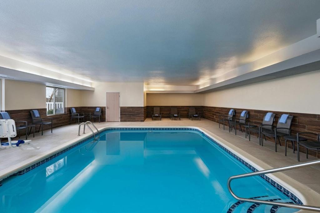 Fairfield Inn & Suites Kansas City Airport — 4