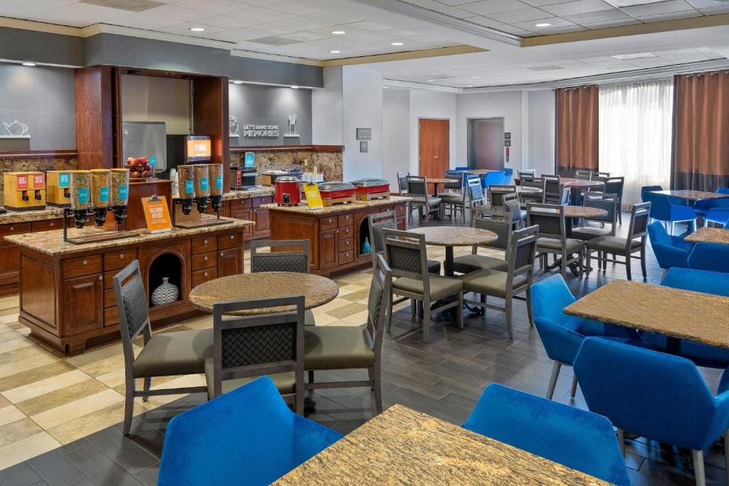 Hampton Inn & Suites Country Club Plaza — 5