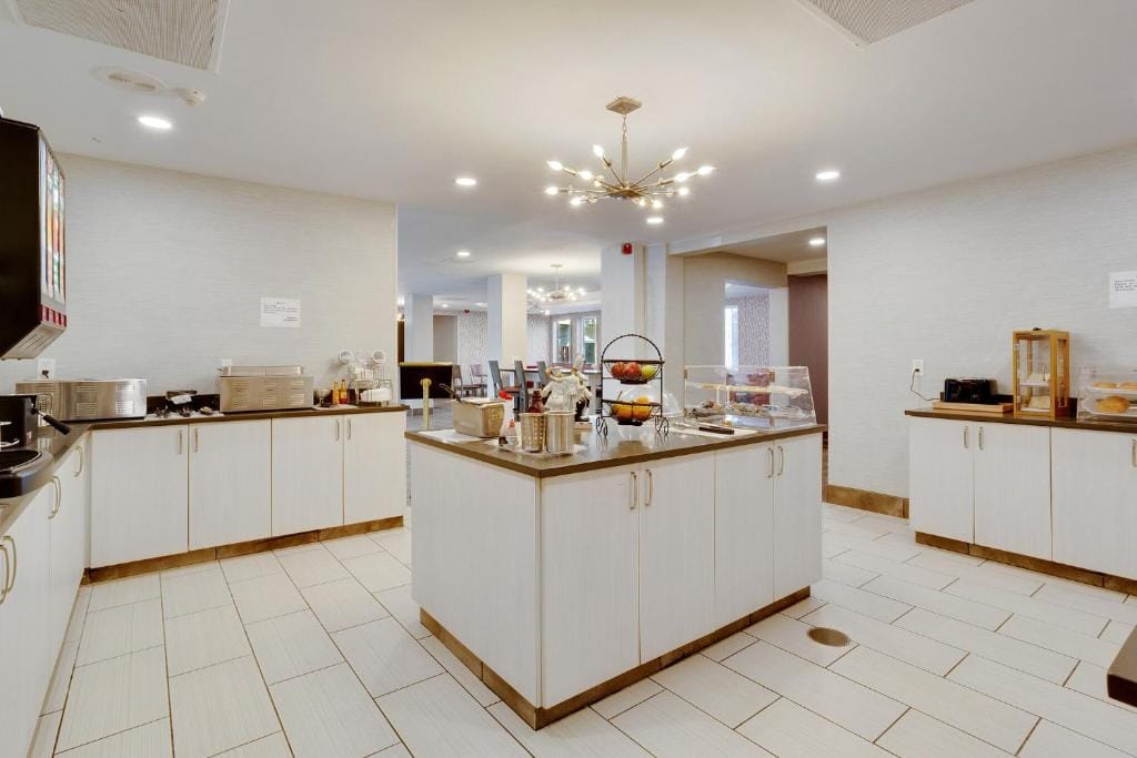 Orangewood Inn & Suites Kansas City Airport — 3