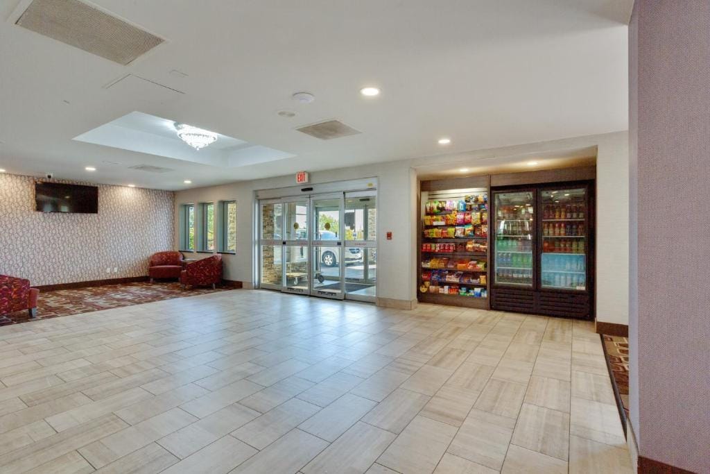 Orangewood Inn & Suites Kansas City Airport — 4