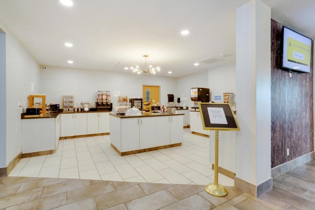 Orangewood Inn & Suites Kansas City Airport — 5