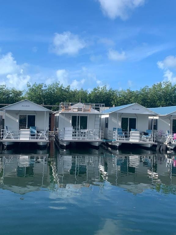 Aqua Lodges At Hurricane Hole Marina — 1