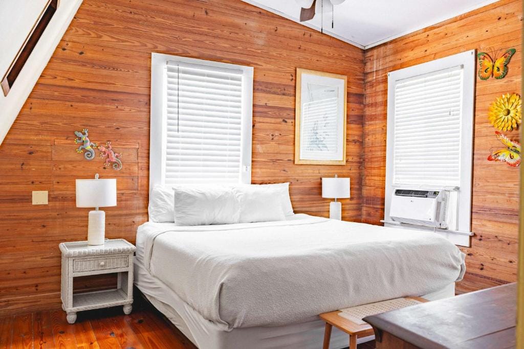 Curry House- 3rd Floor, King Bed, & Balcony Room 8 — 4