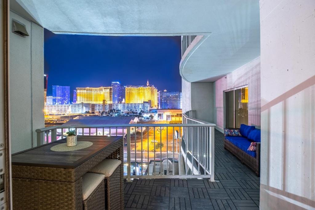 2100 SqFt Penthouse Suite W/ Strip Views! POOL GYM — 1