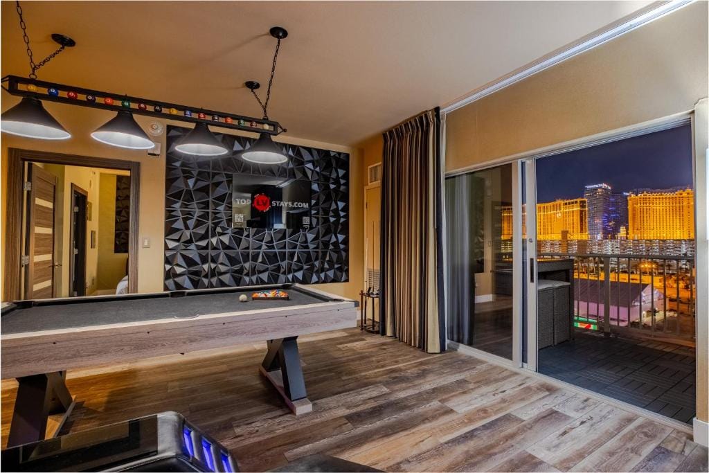 2100 SqFt Penthouse Suite W/ Strip Views! POOL GYM — 2