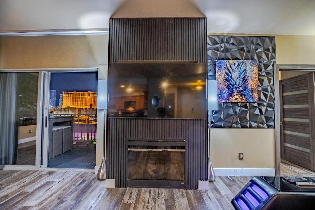 2100 SqFt Penthouse Suite W/ Strip Views! POOL GYM — 4