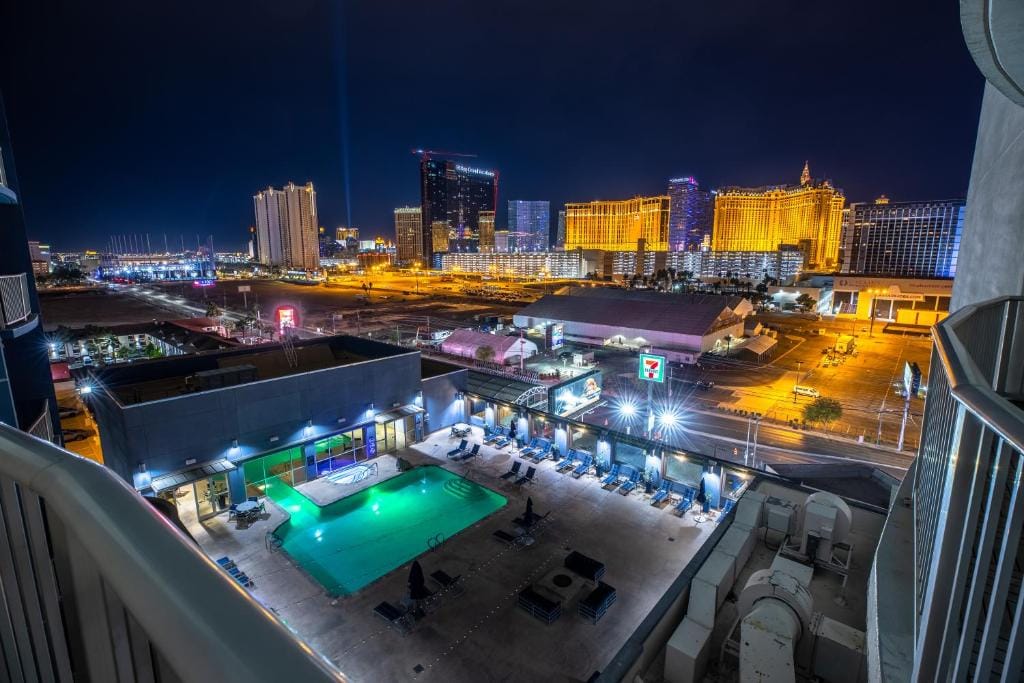 2100 SqFt Penthouse Suite W/ Strip Views! POOL GYM — 5