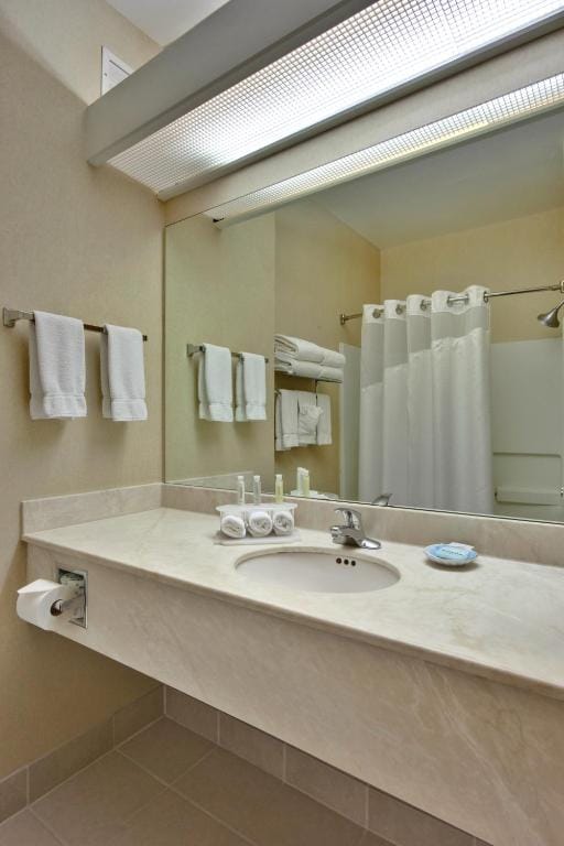 Holiday Inn Express Hotel and Suites - Henderson by IHG — 2