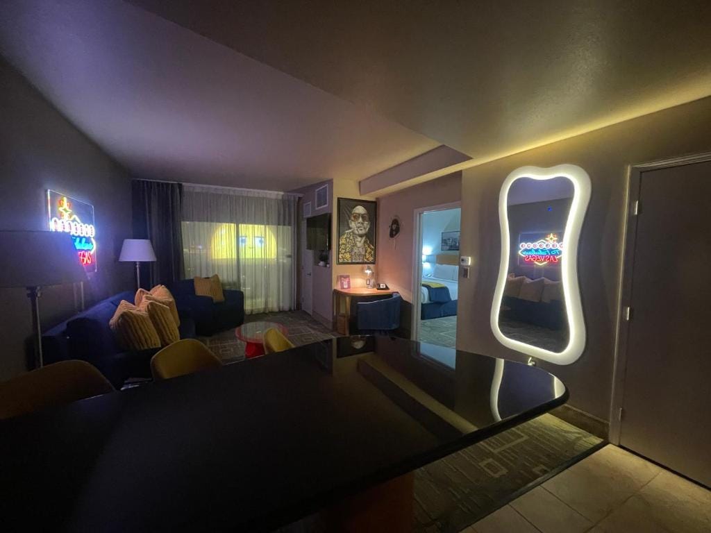 SPHERE IN 4K - Vintage Vegas Condo with Sphere and Strip Views! — 3