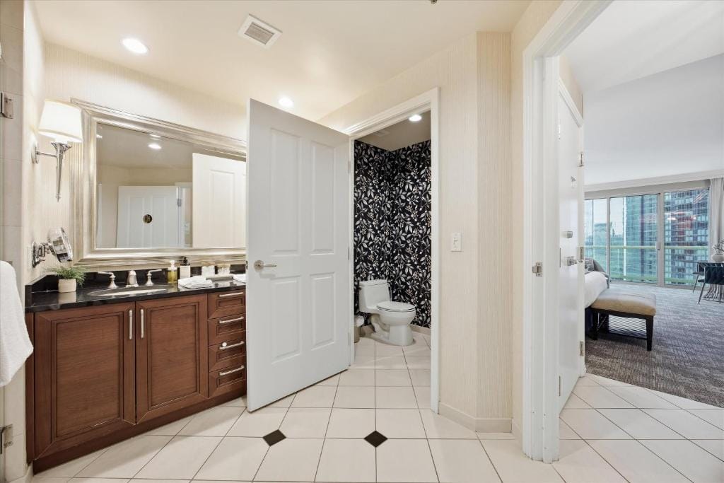 Stunning Balcony Strip View MGM Signature * Free Valet — 2