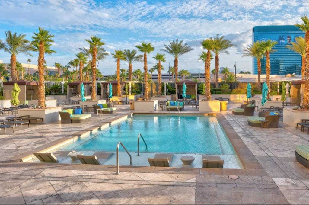 Stunning Balcony Strip View MGM Signature * Free Valet — 3