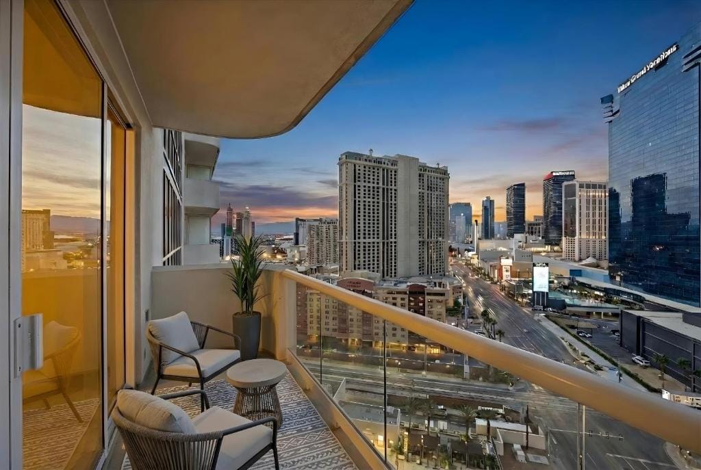 Stunning Balcony Strip View MGM Signature * Free Valet — 4