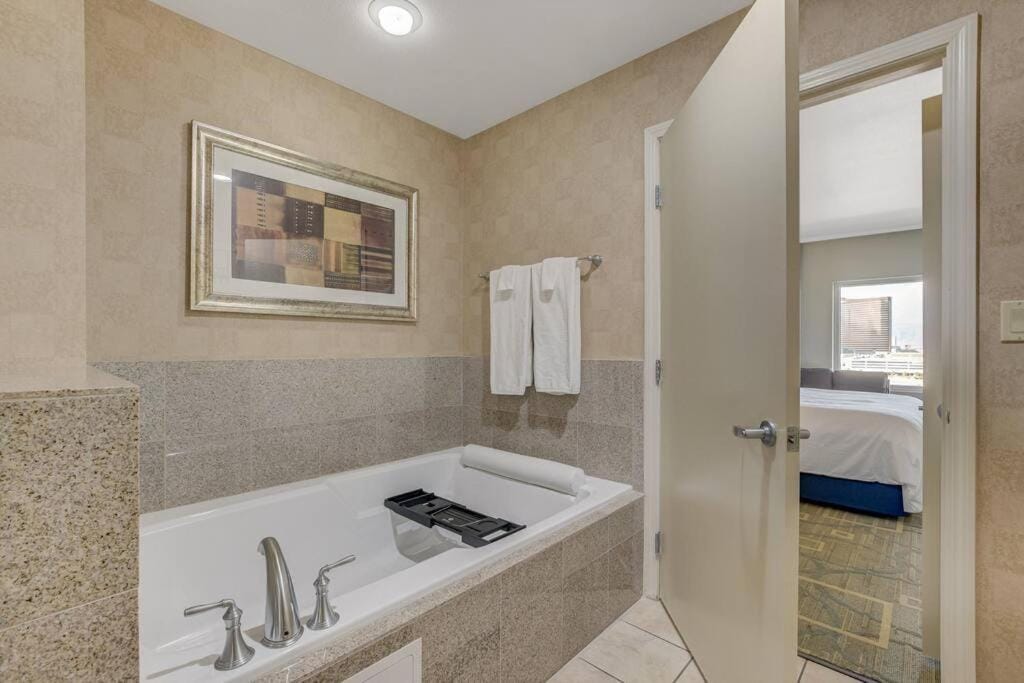 Ultimate Las Vegas Getaway One Bedroom Suite with Balcony, Kitchen, Gym, Pool & Free Parking — 2
