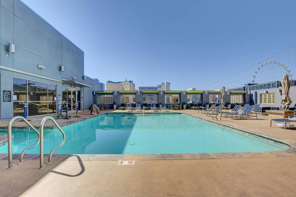 Ultimate Las Vegas Getaway One Bedroom Suite with Balcony, Kitchen, Gym, Pool & Free Parking — 3