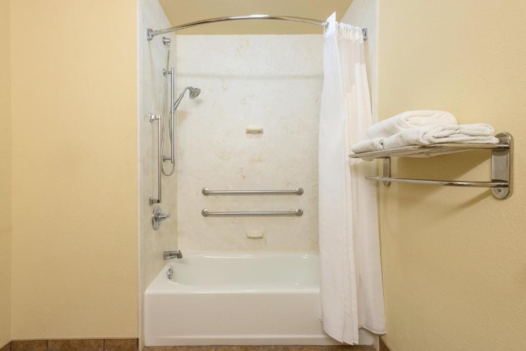 Holiday Inn Express & Suites Lexington Downtown Area-Keeneland by IHG — 3