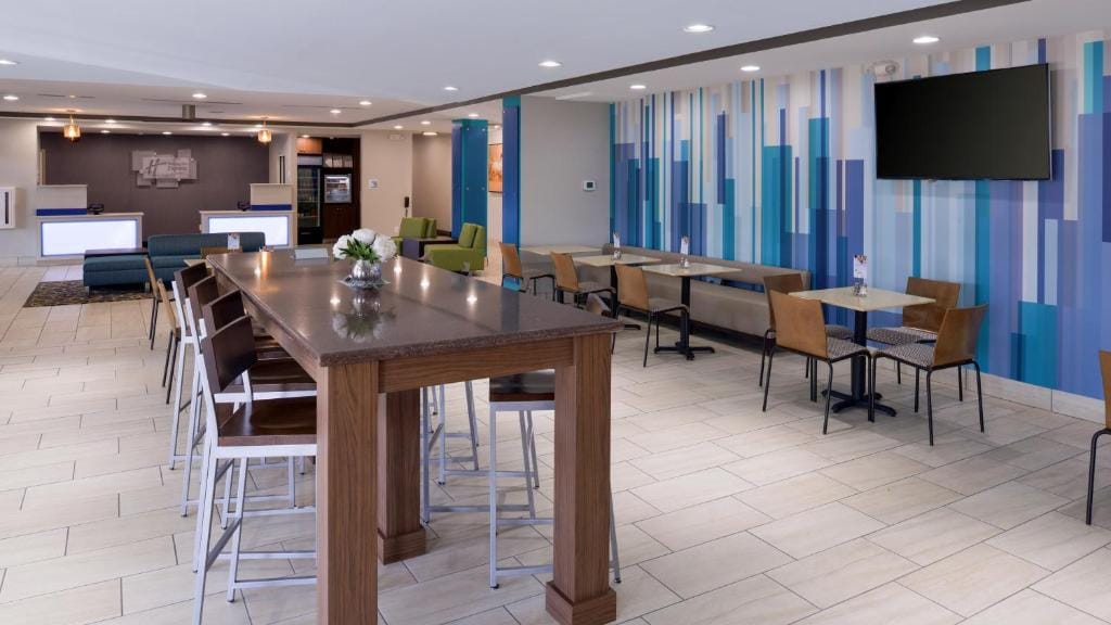 Holiday Inn Express & Suites Lexington Midtown - I-75 by IHG — 4
