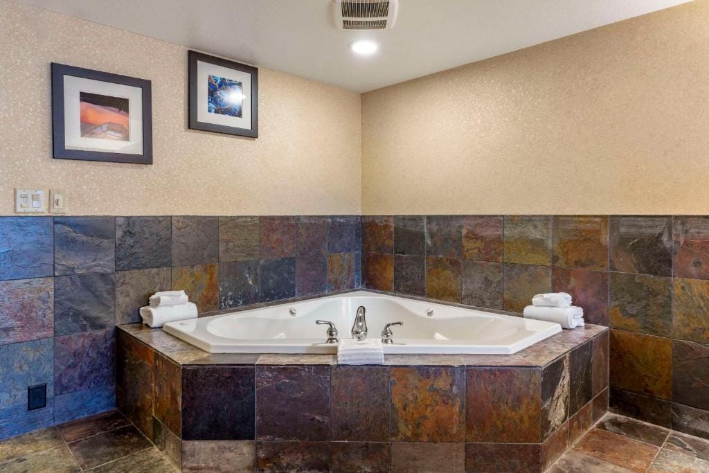 Comfort Inn & Suites Lincoln City — 3