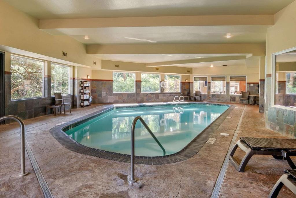 Comfort Inn & Suites Lincoln City — 4